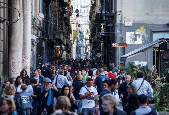 Napoli, boom di turisti primo weekend estivo 2016