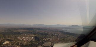 Panorama di Napoli filmato da una cabina di pilotaggio