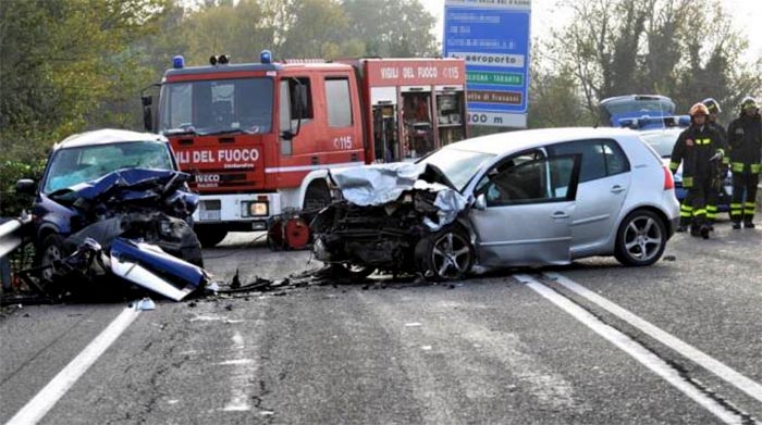 Incidente stradale: impatto frontale e violento tra due vetture