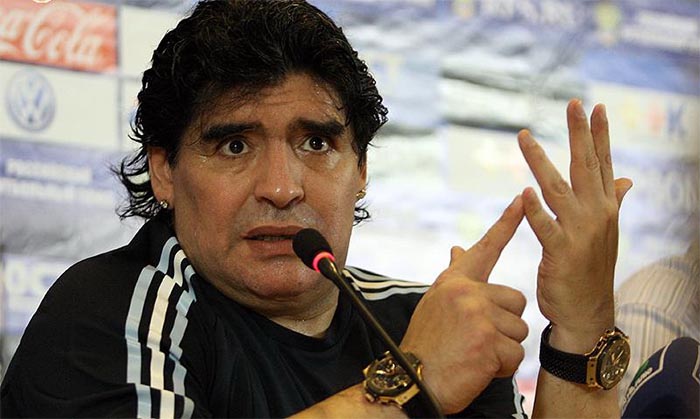 Maradona e la cittadinanza onoraria trasformata in uno show