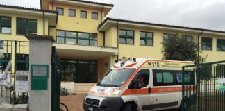 Napoli, choc al liceo: studente tenta il suicidio