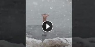 Neve a Napoli 2018 un uomo fa il bagno nelle acque del lungomare