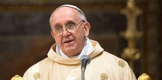 Papa Francesco: "Dovrò subire un'intervento agli occhi"
