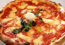 Ricetta della pizza napoletana fatta in casa: tutti i segreti