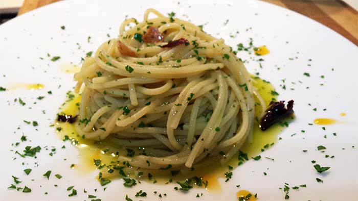 Ricetta spaghetti aglio e olio con crema di cavolfiore di Antonino Cannavacciuolo
