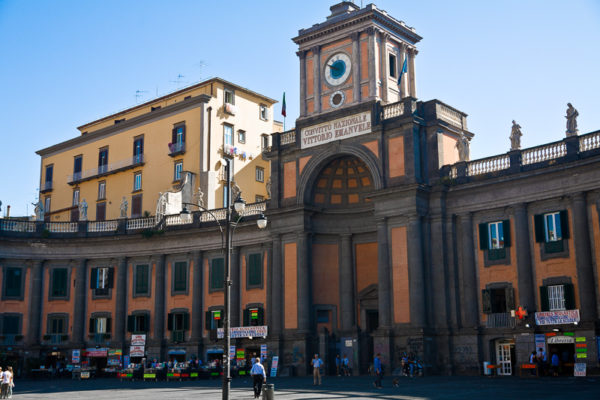 Piazza Dante: il mistero dei due orologi del Convitto