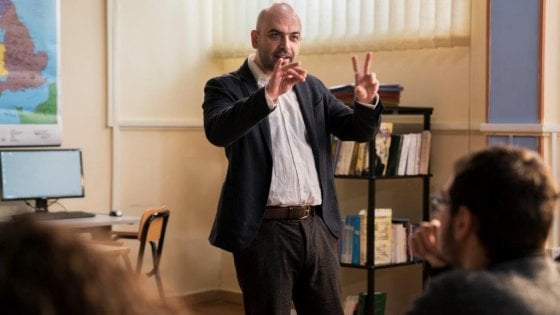 Rai 2, "Il Supplente": Roberto Saviano il professore della prima puntata