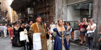 Napoli, rievocazione del patto di San Gennaro: celebrazione in costume