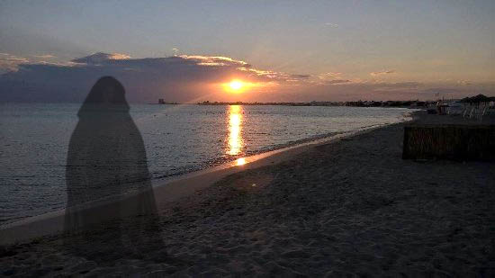 Ischia, il fantasma della Dama in nero appare tutte le notti sulla spiaggia di Fundera