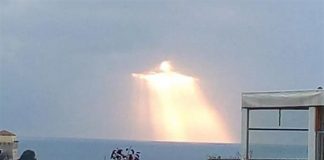 Agropoli, lo scatto virale: appare la sagoma del Cristo Redentore fatta di fasci di luce