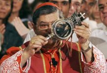 Il sangue di San Gennaro si è sciolto: "Il santo vuole bene Napoli"