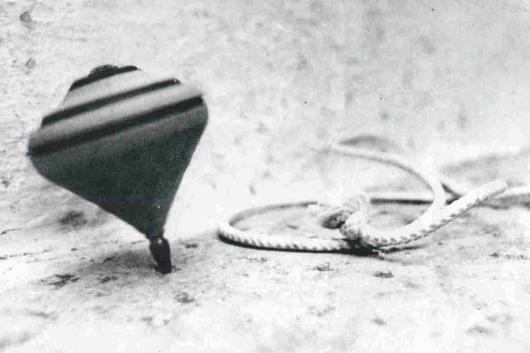 'O Strummolo: le origini di un gioco napoletano d'altri tempi