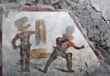 Pompei, riemergono antichi affreschi di gladiatori in combattimento