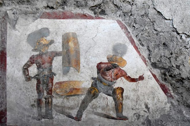 Pompei, riemergono antichi affreschi di gladiatori in combattimento