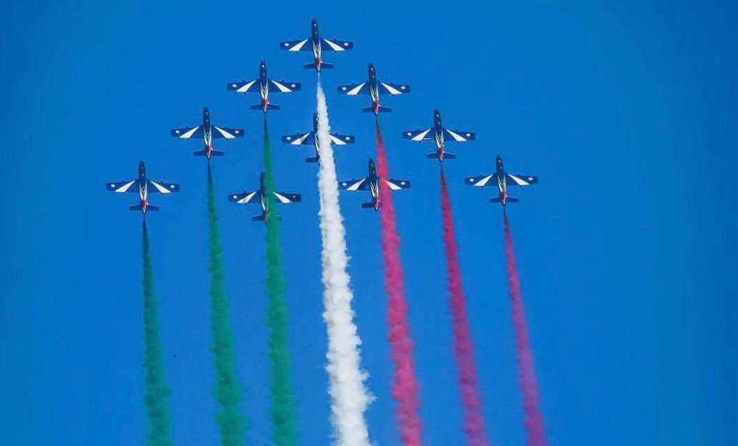 Frecce Tricolore sorvolano tutta l'Italia