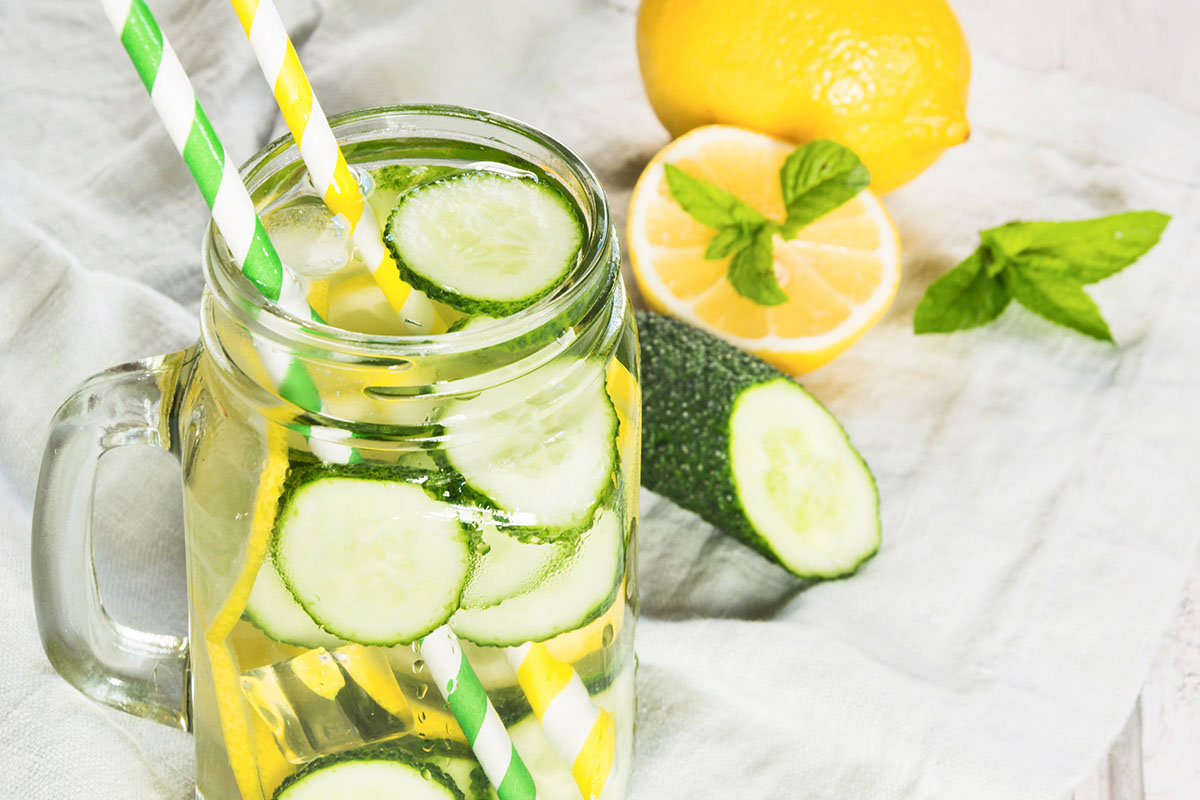 Acqua detox limone e cetrioli: ricetta drenante e depurativa