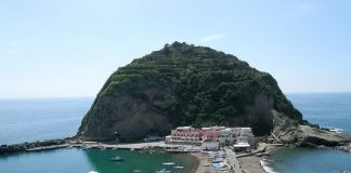 Ischia, Serrara Fontana: multe salate per chi gira a torso nudo