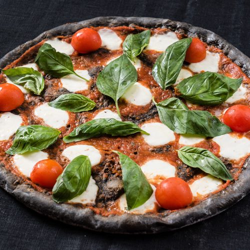 Pizza al carbone vegetale: genuina e buona come l'originale