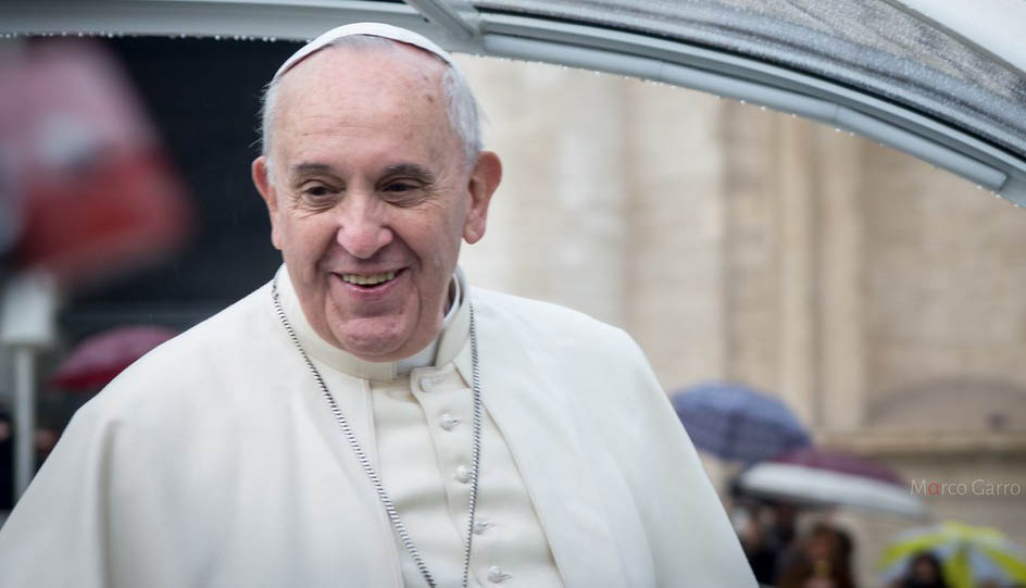 Papa Francesco: "Gli omosessuali figli di Dio. Sì alle unioni civili gay"