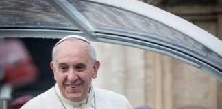 Papa Francesco: "Gli omosessuali figli di Dio. Sì alle unioni civili gay"