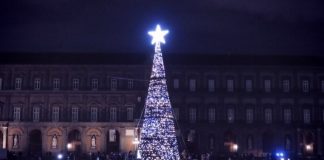 Plebiscito, l'albero di Natale: "Napoli non si spegne mai"