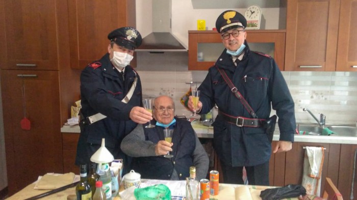 Natale da solo: anziano chiama Carabinieri per un po' di compagnia