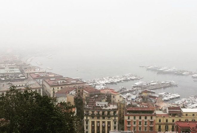 Napoli si risveglia per il secondo giorno avvolta dalla nebbia