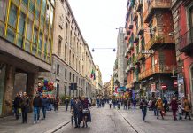 Nonostante il passaggio dalla zona gialla alla zona arancione, le strade di Napoli si sono popolate fin troppo tra aperitivi e assembramenti