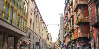 Nonostante il passaggio dalla zona gialla alla zona arancione, le strade di Napoli si sono popolate fin troppo tra aperitivi e assembramenti