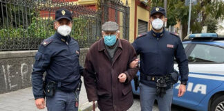 Napoli, poliziotti accompagnano 89enne a vaccinarsi