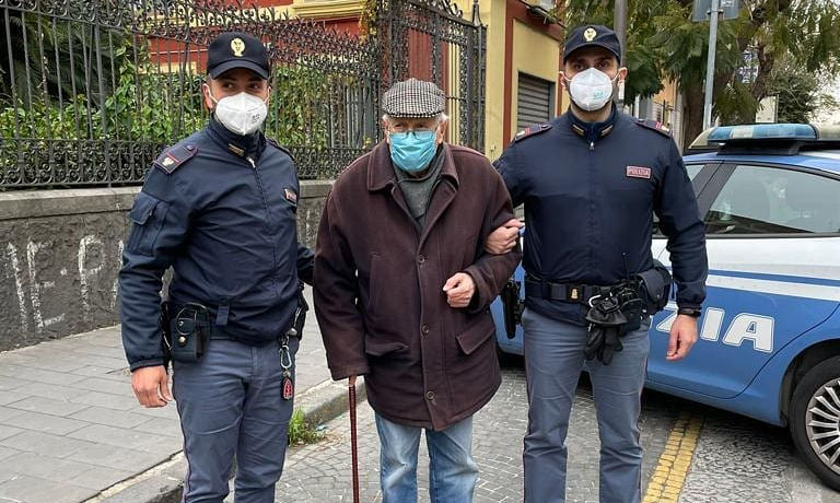 Napoli, poliziotti accompagnano 89enne a vaccinarsi