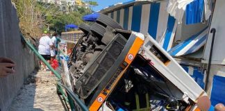 Incidente a Capri, bus turistico precipita
