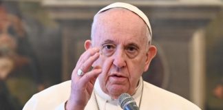 Bergoglio: "Meglio vivere come atei che andare in Chiesa e odiare gli altri"
