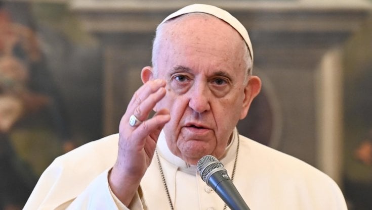 Bergoglio: "Meglio vivere come atei che andare in Chiesa e odiare gli altri"
