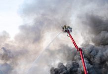Incendio Sarno: fiamme in fabbrica, incubo diossina
