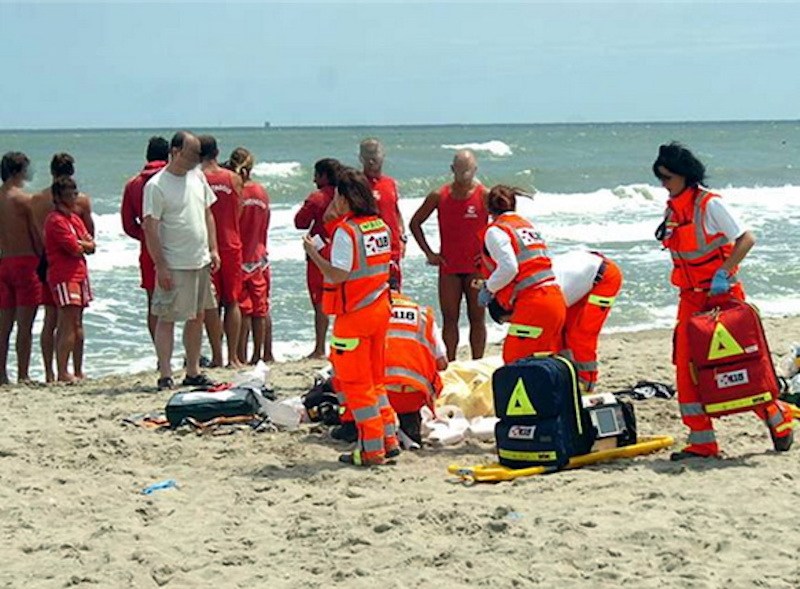 Policastro, malore in spiaggia: uomo stroncato da un infarto