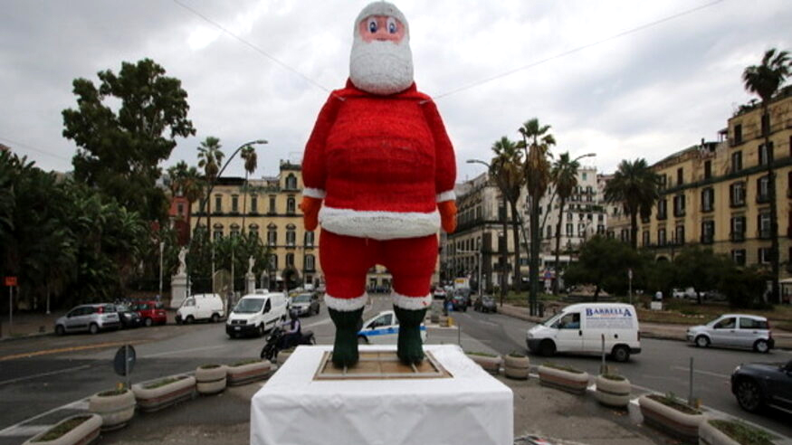 A Napoli maxi Babbo Natale rimosso in meno di 24h