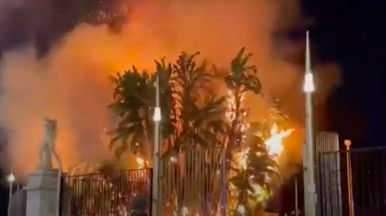 Napoli, incendio villa comunale: colpo alla vegetazione