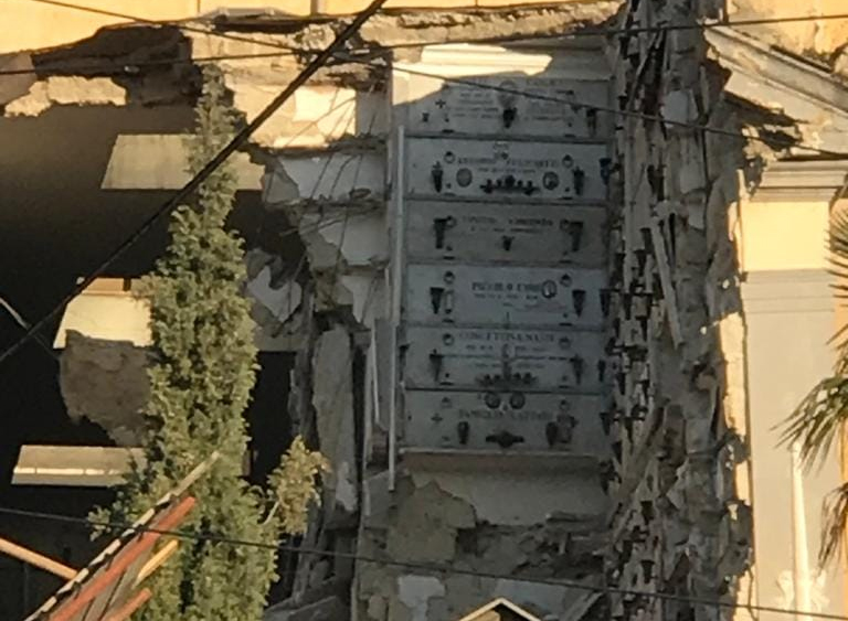 Cimitero di Poggioreale: crollo edificio, danneggiati loculi