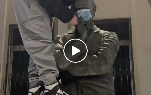 Casalnuovo: su Tik Tok vandali sbeffeggiano la statua di Totò
