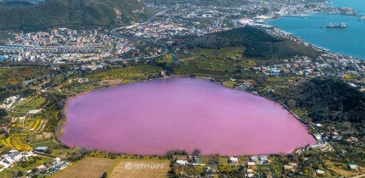 Il lago D'Averno si tinge di rosa: ecco il motivo