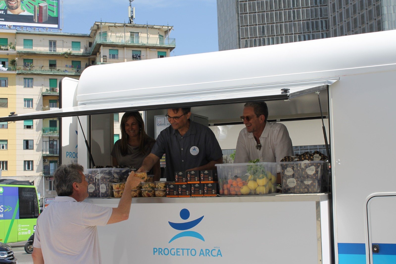Napoli,"Cucina-Mobile": solidarietà per i senza fissa dimora