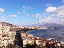 Napoli, città ricoperta dalla sabbia del deserto