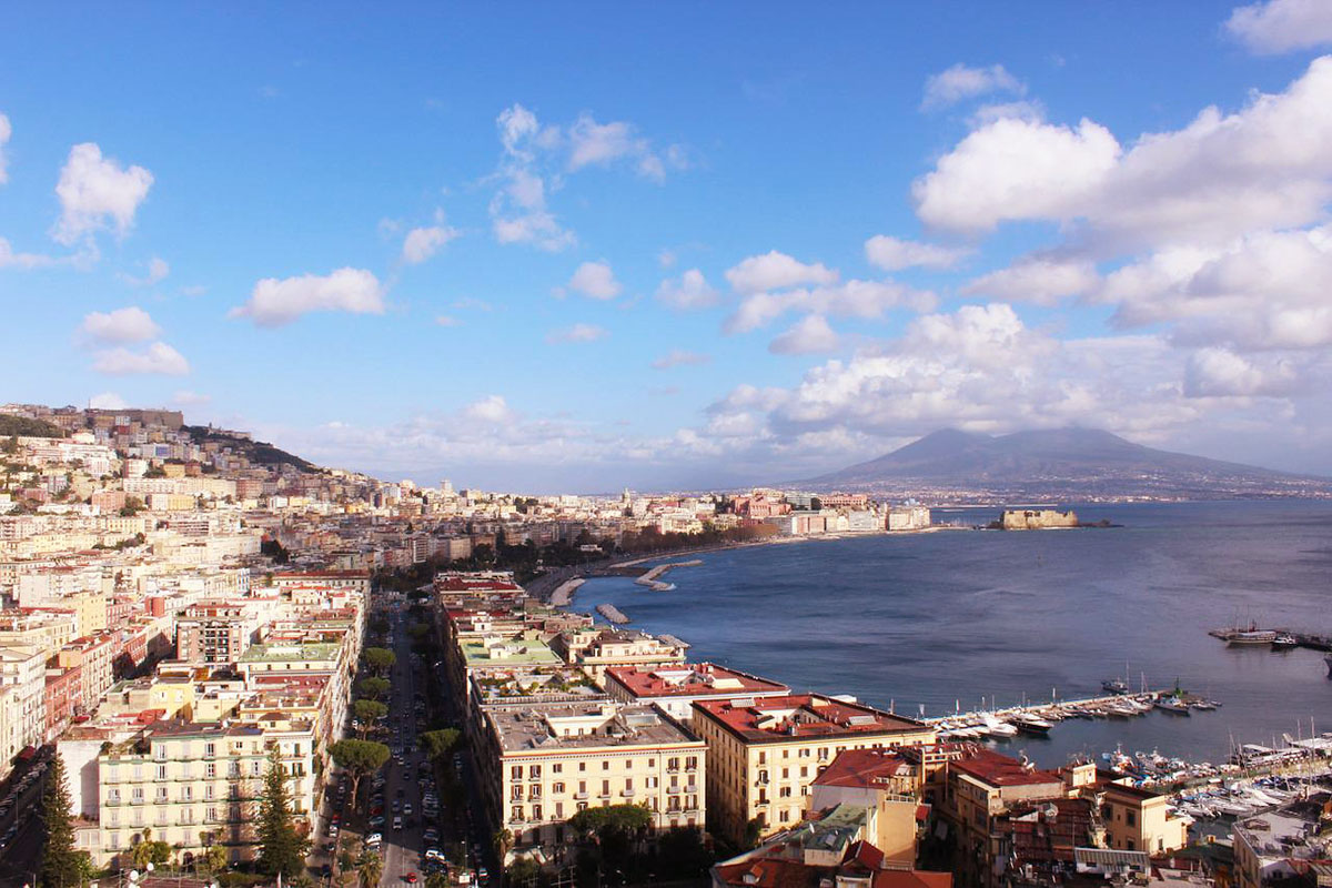Napoli, città ricoperta dalla sabbia del deserto