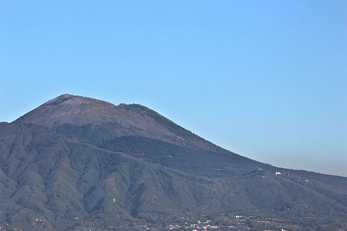 Vesuvio: selfista impavido cade nel cratere del Vesuvio