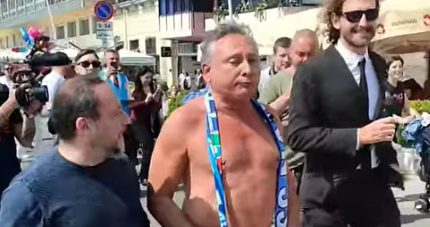 Cosa ci fa Francesco Paolantoni nudo sul lungomare?