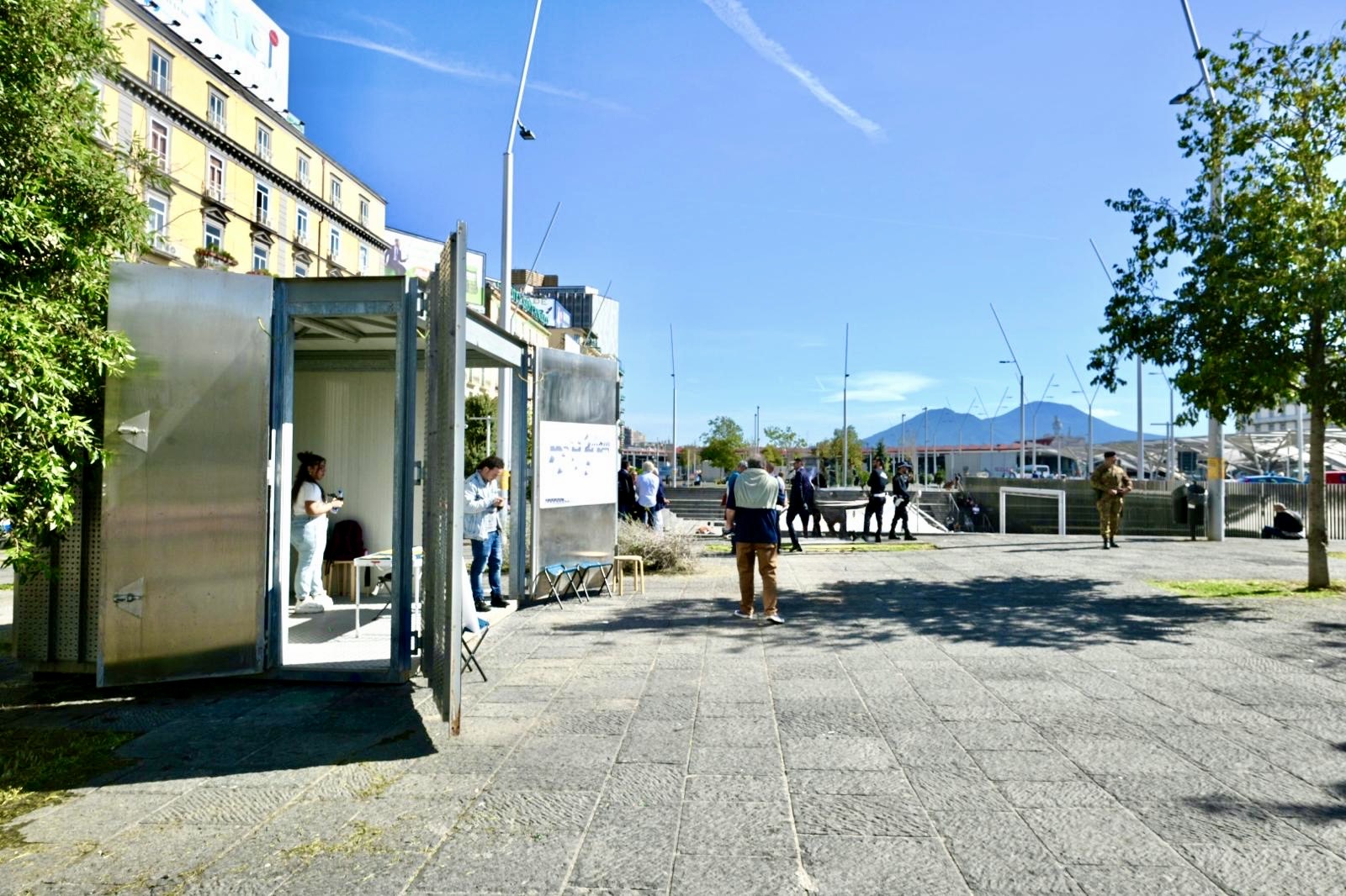 Piazza Garibaldi prova a cambiare volto con i nuovi chioschi