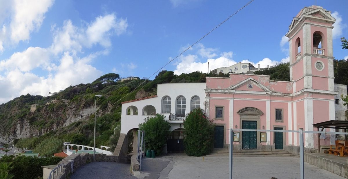 Forio, uomo trovato morto in mare alla Chiaia: indagini sulle cause