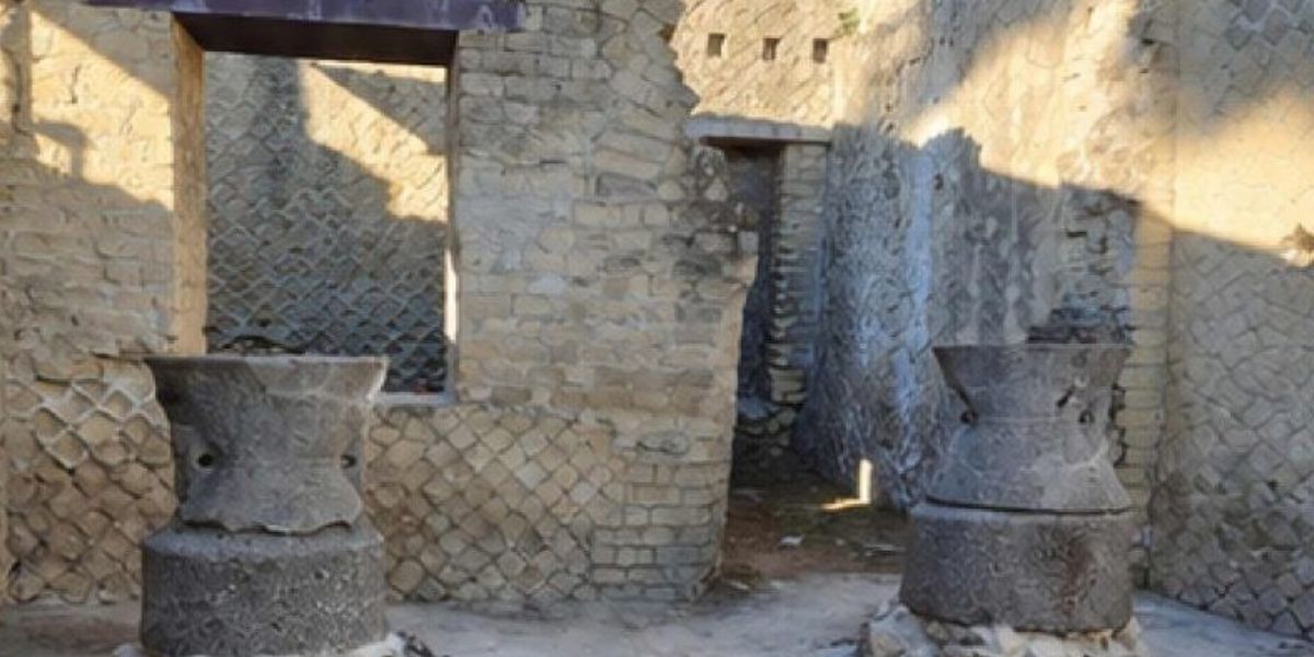 Ercolano, restaurato il panificio romano: tornano visibili forno e macine