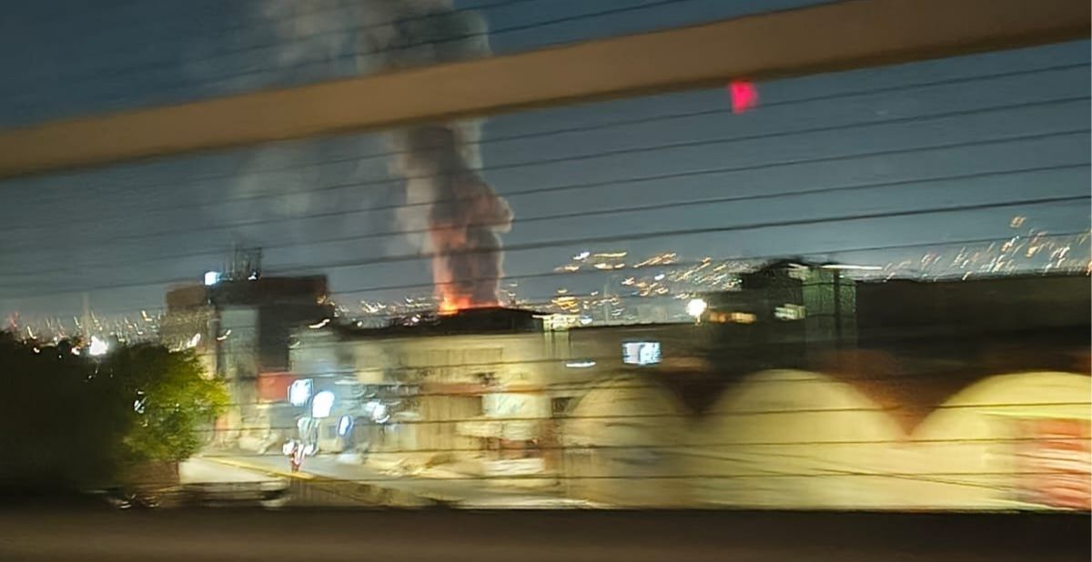 Gianturco, incendio nella zona industriale: fumo nero sulla città
